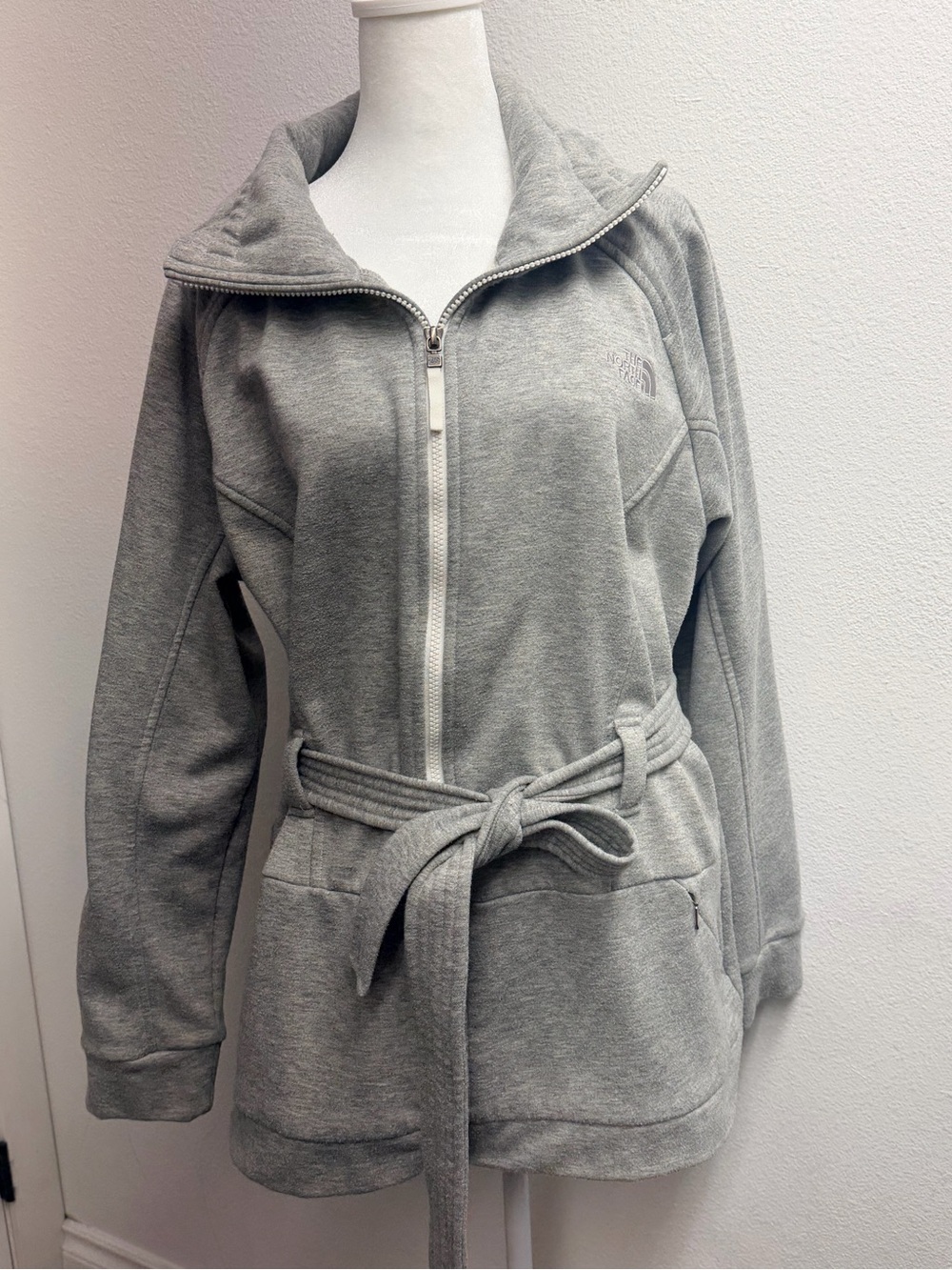 The North Face Women's Light Gray Zip-Up Tie-Waist Fleece jacket size xl
